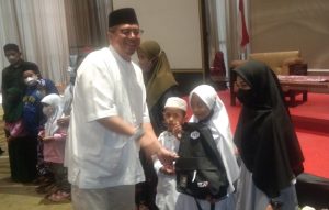 Ketua Pengwil Jabar INI Dr. H. Irfan Ardiansyah, SH, LLm. SpN saat memberikan santunan kepada anak yatim