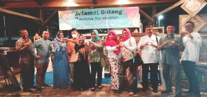 Jajaran pengurus Yayasan Sahabat Herlina Satuhati Untuk Negeri (YSHSUN) menyempatkan hadir pada acara pameran seni kaligrafi.