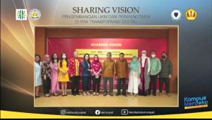 Foto bersama para tamu undangan dengan penyelenggara sharing vision 