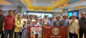 Jajaran pengurus Ikano Unpad foto bersama usai nobar dengan anak yatim