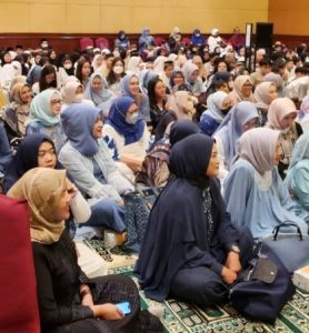 Tampak para Notaris PPAT saat menyimak kajian Islam pada Iftar Ramadhan Ikano Unpad di Aryaduta Hotel, Bandung 