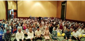350 orang saat mengikuti "Iftar Ramdhan Ikano Unpad Bersama Anak Yatim dan Dhuafa" di Aryaduta Hotel Bandung