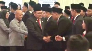 Kakanwil Kemenkumham Jawa Tengah saat memberikan ucapan selamat kepada Notaris yang baru dilantik diambil sumpahnya