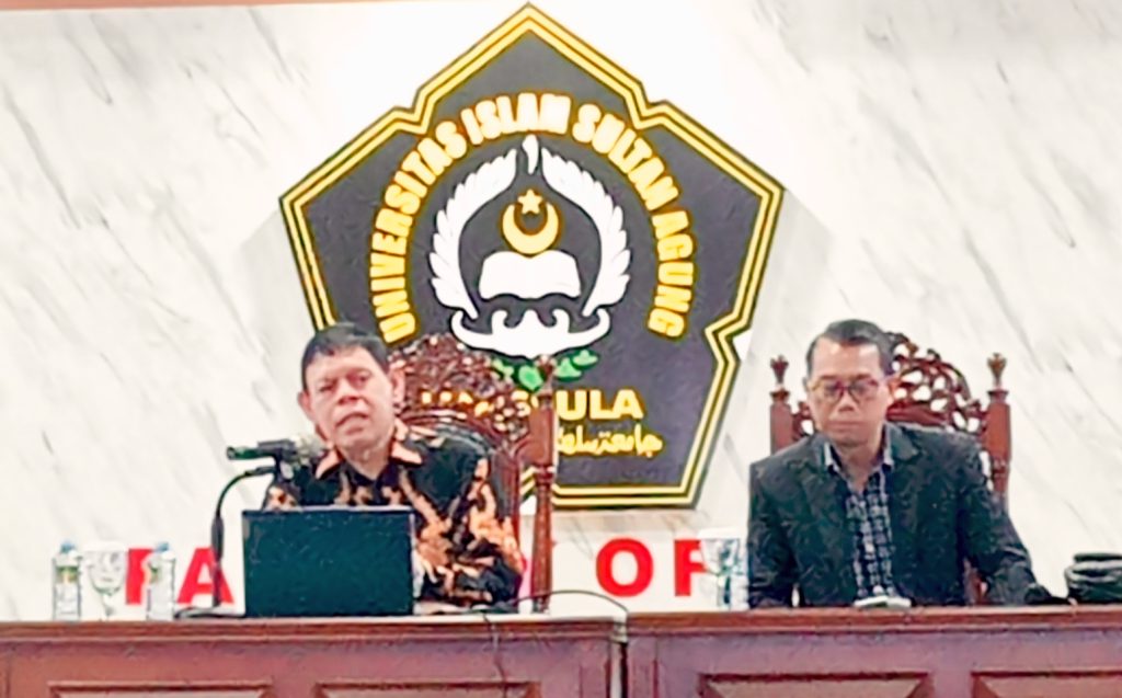 Pieter Latumeten didampingi oleh Dosen Notariat Universitas Islam Sultan Agung Semarang, Dr. Taufan Fajar Riyanto, SH, MKn. 