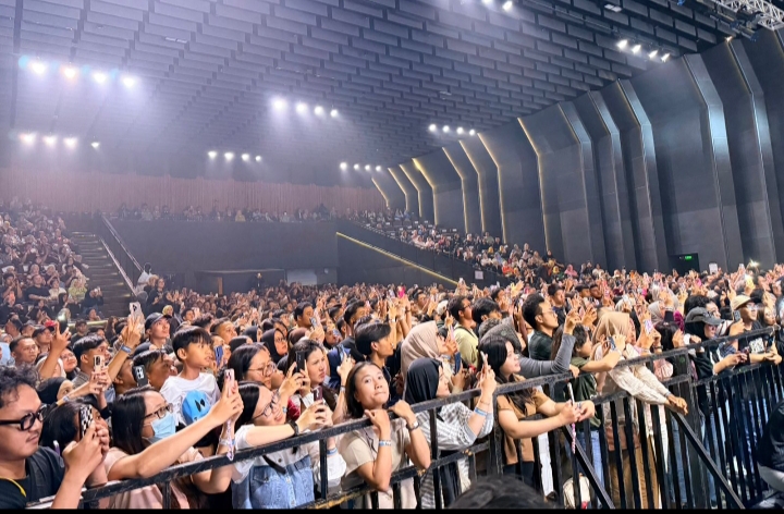 1400 juicer padati Cornerstone Auditorium Paskal Hyper Square, Kota Bandung pada acara Konser Juicy Luicy
