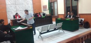Arifin saat mengikuti jalannya sidang pidana