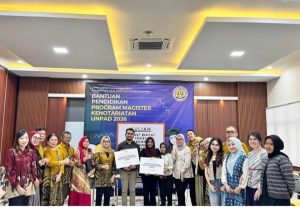 Ketua umum IKANO UNPAD Dr Ranti Fauza Mayana, SH foto bersama dengan Kaprodi MKn UNPAD dan penerima bantuan pendidikan didampingi jajaran pengurus IKANO UNPAD dan IMNO UNPAD