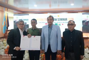 Wamen Kemenkum RI menyempatkan diri foto bersama usai menandatangani perjanjian kerjasama dengan Universitas Jayabaya