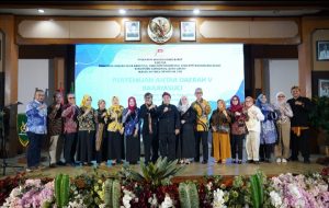 Ketua Pengwil Jabar INI foto bersama dengan pembicara dan para tamu undangan dan jajaran penasehat Pengwil Jabar INI 