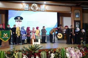 Wabup Sumedang M. Fajar Aldila, SH, MKn memukul gong menandai dibukanya PAD Barayasuci