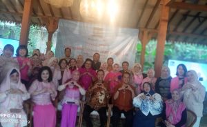 Peserta menyempatkan Foto bersama dengan pembicara dan panitia usai acara 