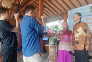 Dr I Made Pria Dharsana, SH, M. Hum saat diwawancarai awak media