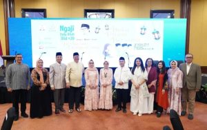 Ketua Umum IKANO UNPAD, Dr. Ranti Fauza Mayana, SH foto bersama dengan para tamu undangan. 
