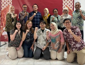 Jajaran Kepanitiaan bersama Yanti Yulianti selaku Ketua Panitia foto bersama