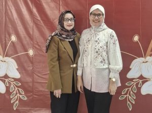 Ketua Umum IKANO UNPAD, Dr. Ranti Fauza Mayana, SH foto bersama Wakil Dekan II Fakultas Hukum Unpad Dr. Anita Afriana, S.H., M.H., yang sebelumnya menjabat sebagai Kaprodi MKn Unpad periode 2023–2026.