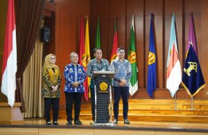 Kakanwil Kemenkum saat menyampaikan laporannya didampingi Dekan FH UNPAD, Ketua Umum IKANO dan Ketua Pengwil Jabar INI