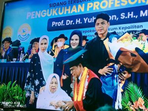 Prof Yuhelson foto bersama ketiga putra putrinya dan Ibundanya (92) 