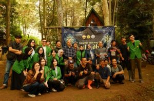 Usai acara penyembelihan hewan qurban, panitia foto bersama dengan Ketua Umum IKANON UNPAD serta para pekerja di tempat penyembelihan hewan qurban di Menyan milik Pak Eko