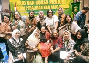 Prof Maria W Sumadjono foto bersama dengan Notaris PPAT dari berbagai daerah di Indonesia