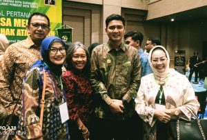 Ketua Pengda IPPAT Kota Surakarta foto bersama dengan Mantan Ketua IPPAT Kota Surakarta Agus Subianto