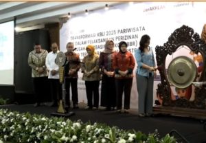 Wakil Menteri Pariwisata , Ni Luh Ernawati saat membuka acara sosialisasi didampingi para tamu Vip