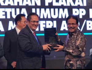 Ketua Umum IPPAT Periode 2015–2018, Dr. Syafran Sofyan, S.H., Sp.N., menyerahkan plakat kepada Menteri Agraria dan Tata Ruang/Kepala BPN RI, , sebagai simbol penguatan sinergi antara IPPAT dan Kementerian ATR/BPN dalam mendukung pengembangan profesi PPAT dan reformasi hukum pertanahan.