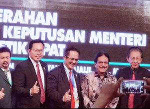 Foto bersama Menteri ATR BPN RI Sofyan Djalil dengan Ketua Umum PP IPPAT Periode 2015-2018 bersama Sekum dan Para Penasehat