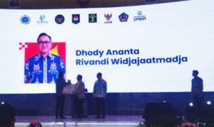 Dr. H. Dhody A.R. Widjajaatmadja SH, MH, SpN selaku Ketua Pengwil Jabar INI saat menerima penghargaan dari Menteri Hukum RI
