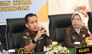 Kajati Jabar M. Teguh Darmawan didampingi Wakajati Jabar Dr. Desy Meutia Firdaus saat memberikan pesan moral kepada pegawai kejaksaan 
