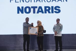 Ketua Umum IKANO UNPAD, Dr Ranti Fauza Mayana, SH saat menerima penghargaan dari Menteri Hukum RI, Supratman Andi Agtas dalam rangkaian High Level Dialogue – Festival Layanan AHU Berdampak 2026, pada Senin (31/8/2026)