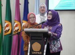 Dr. Ranti Fauzan Mayana, SH bersama Ketua Panitia Pelaksana Peluncuran Book Chapter