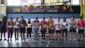 Ketua Pelaksana Notary Sport Day, Syawalludin, S.H saat memberikan hadiah kepada para juara tournament badminton